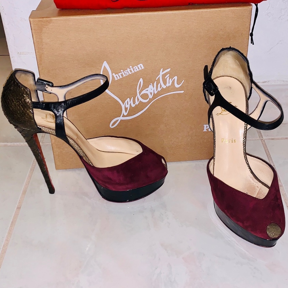 Christian Louboutin N 299 150 Peep Toe Heels